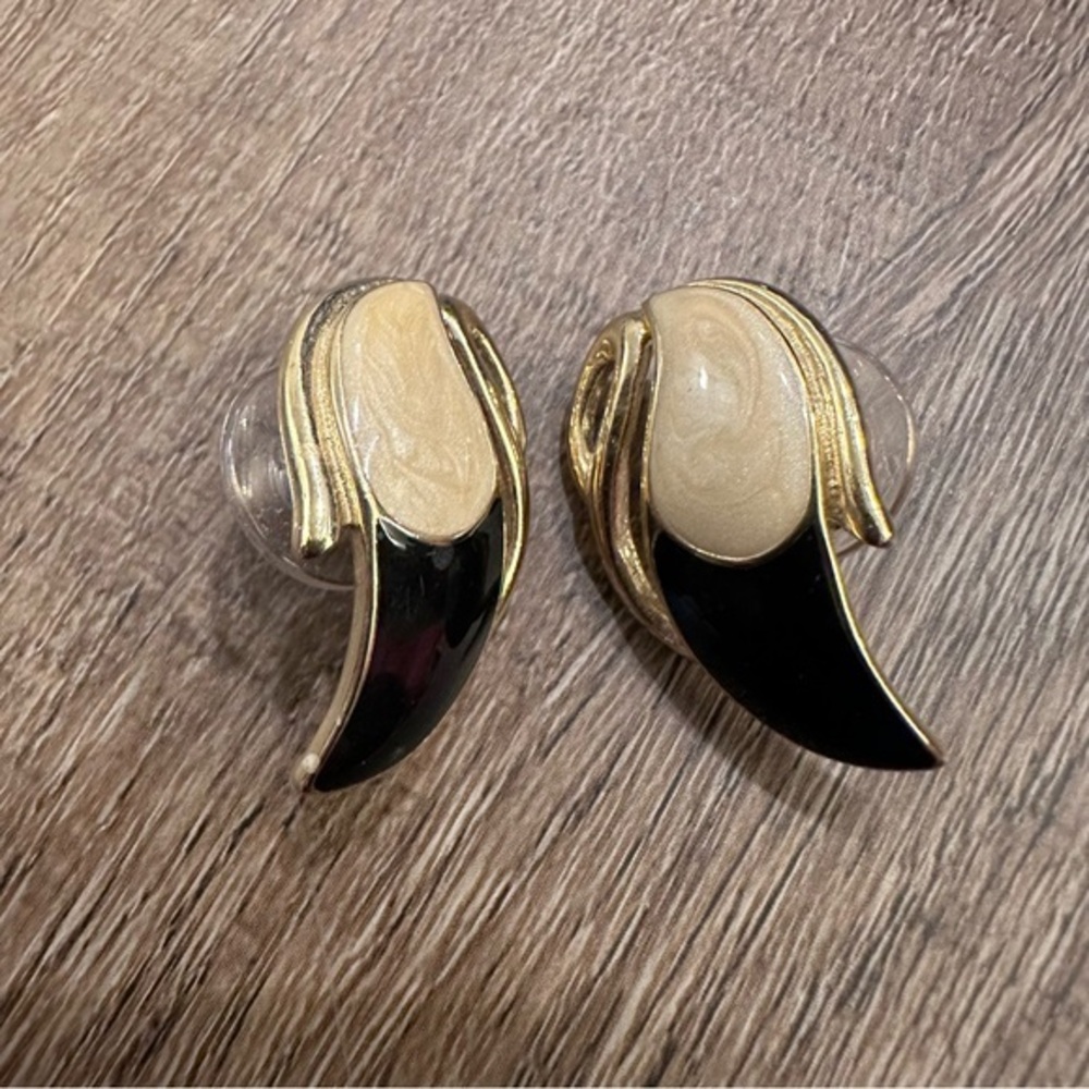 Signed ￼Trifari Beautiful Black Gold and Pearl Coloring‎ Pierced Earrings